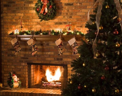 Kerstsfeer open haard kerstboom en kerstdecoratie