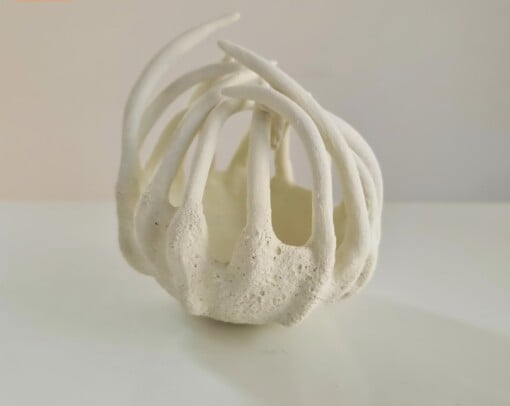 Porseleinen object, genaamd Sticky Fingers, handgemaakt keramiek, uniek stukje kunst.