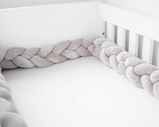 Honeybears Gevlochten Baby Bedbumper – Boxomrander baby – Hoofdbeschermer - Parkomrander - Bedrand - Bedomrander - Bed bumper ledikant - Jongens/Meisjes – 3 meter - Grijs