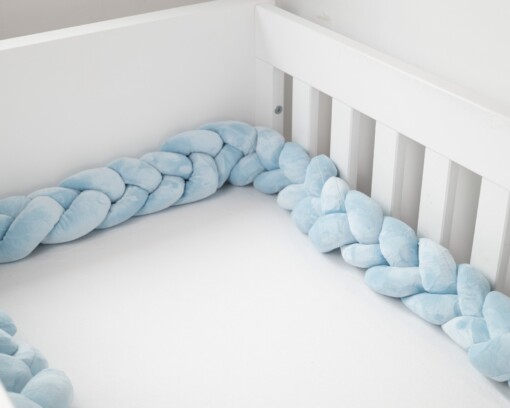 Honeybears Gevlochten Baby Bedbumper – Boxomrander baby – Hoofdbeschermer - Parkomrander - Bedrand - Bedomrander - Bed bumper ledikant - Jongens/Meisjes – 3 meter - Lichtblauw