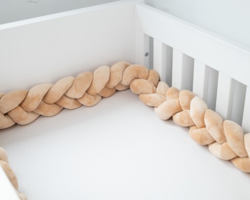 Honeybears Gevlochten Baby Bedbumper – Boxomrander baby – Hoofdbeschermer - Parkomrander - Bedrand - Bedomrander - Bed bumper ledikant - Jongens/Meisjes – 3 meter – Bruin
