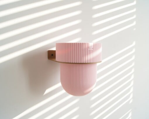 STERKSTAEL Flora S Eco Pot Pink Blossom - bloempothouder - kleur houder goud - kleur pot zacht roze - inclusief bloempot ø12cm - poedercoating - staal