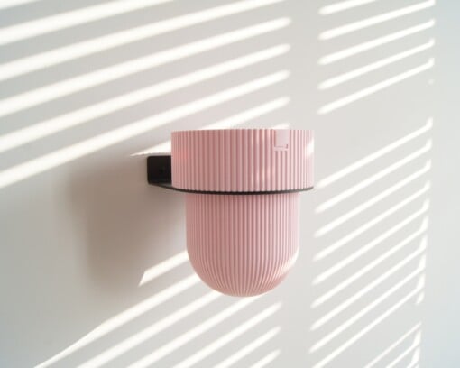 STERKSTAEL Flora S Eco Pot Pink Blossom - bloempothouder - kleur houder zwart - kleur pot zacht roze - inclusief bloempot ø12cm - poedercoating - staal