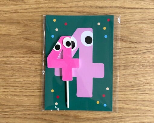 Feestbundel: Nummer 4 Taarttopper + 5 Uitnodigingen – Handgemaakt & Uniek