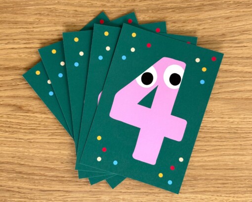 Feestbundel: Nummer 4 Taarttopper + 5 Uitnodigingen – Handgemaakt & Uniek