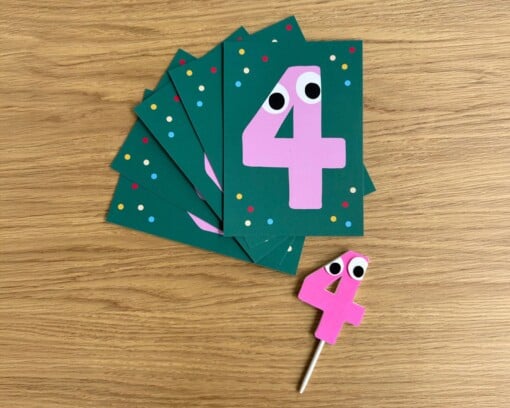 Feestbundel: Nummer 4 Taarttopper + 5 Uitnodigingen – Handgemaakt & Uniek