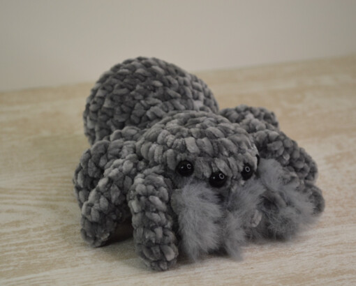 Zachte Spider-Spin knuffel: gehaakte velvet knuffels voor Halloween en spinnenliefhebbers,