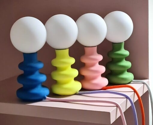 Handgemaakte tafellamp "Freddie" uit Jesmoniet | curvy lampje met textielkabel in contrasterende kleur  | accentverlichting
