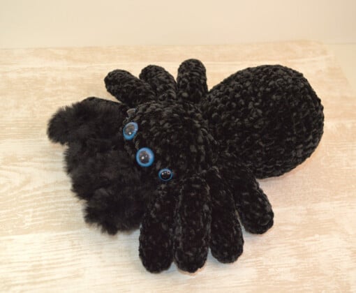 Zachte Spider-Spin knuffel: gehaakte velvet knuffels voor Halloween en spinnenliefhebbers,