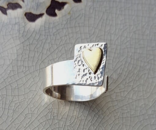 'Love is just around the corner', open zilveren ring met hartje