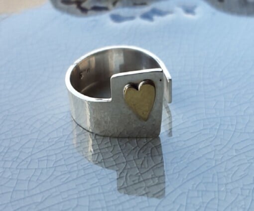 'Love is just around the corner', open zilveren ring met hartje