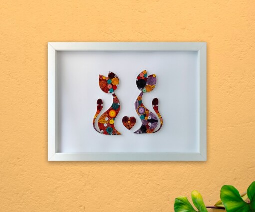 Papierkunst in quilling-techniek: Twee katten in liefde – kleurrijke wanddecoratie met hartvormig detail
