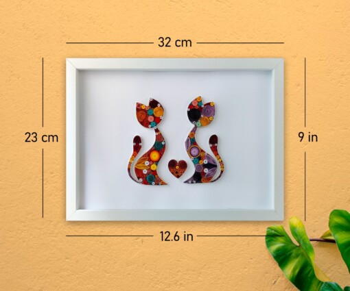 Papierkunst in quilling-techniek: Twee katten in liefde – kleurrijke wanddecoratie met hartvormig detail