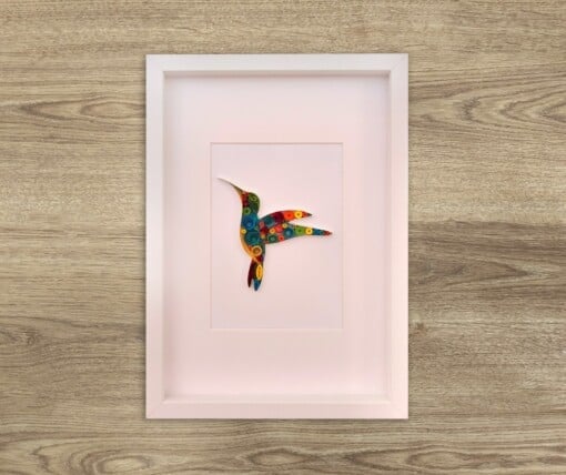 Papierkunst in quilling-techniek: Kolibrie – kleurrijke wanddecoratie met tropisch karakter