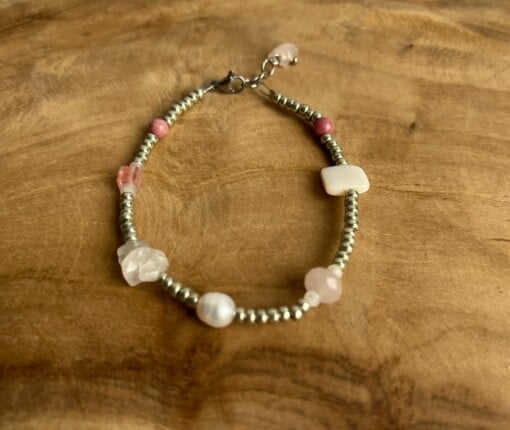 Kralenarmband met halfedelstenen in roze- en wittinten