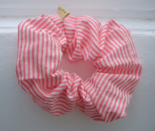 katoenen scrunchie met roze streepjes