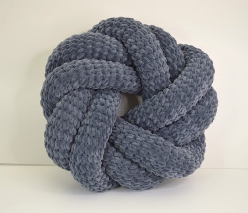 Gehaakte Knot Pillow/ Knoop Kussen: zacht velvet, dubbele knoop en stijlvol voor jouw interieur!
