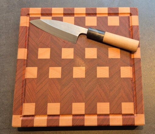 Handgemaakte houten snijplank 24x24x3,5 met rubberen antislipvoetjes