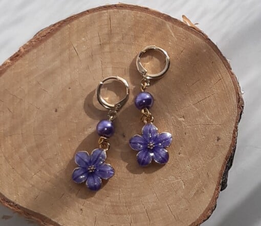 Fleurige oorbellen: Handgemaakt met bloemen bedeltje