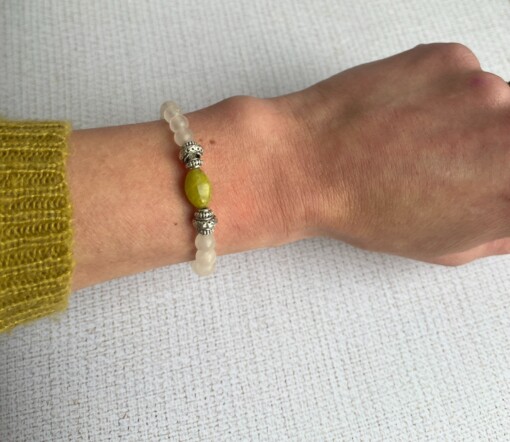 Elastische armband met kralen van rozenkwarts en jade