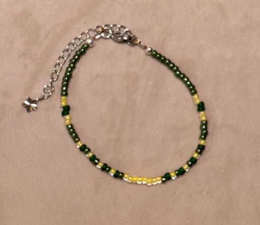 Armband van groene en gele rocailles met zilverkleurige sluiting