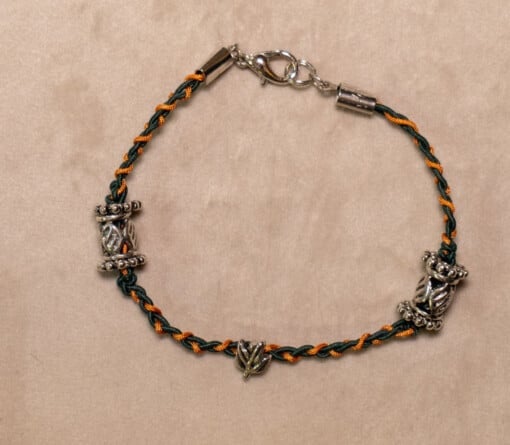 Gevlochten armband donkergroen en koperbruin met metalen kralen