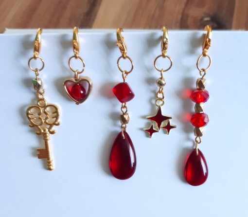 Handgemaakte Stitchmarkers/ steek markeerders, Set van 5: Perfecte accessoires voor Creatieve Geesten! verschillende thema's, Sleuterlhangers
