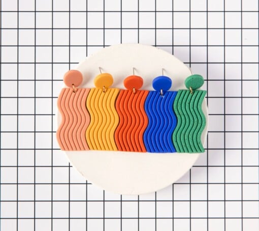 Kleurrijke, handgemaakte golvende oorbellen, beschikbaar in 5 kleurencombinaties. Lichtgewicht, dopamine statement Memphis Polymeerklei oorbellen