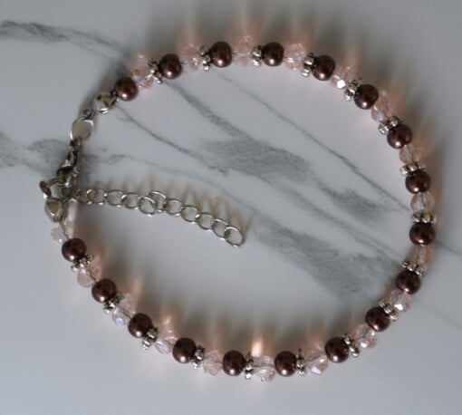 armbandje met zilveren spacers en rode & roze parels