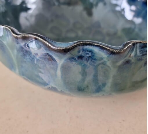 Grote blauwgroene schaal, keramiek, uniek model, mooi geglazuurd.