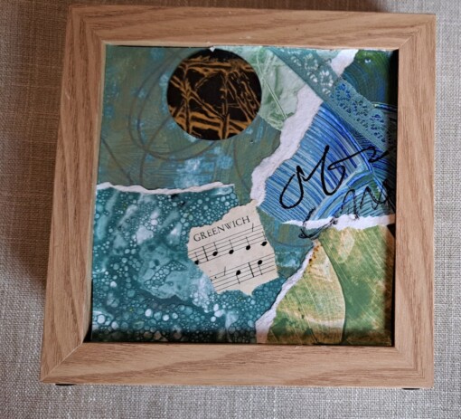 Kleine collage op spaarpotje, kleurstelling acrylverf  blauw geel zwart wit