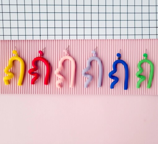 Kleurrijke handgemaakte squiggle oorbellen, beschikbaar in 7 kleuren. Lichtgewicht, dopamine statement Memphis Polymeerklei oorbellen