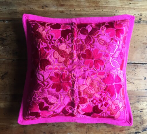 Licht roze mexicaanse kussenhoes uit de Chiapas regio.