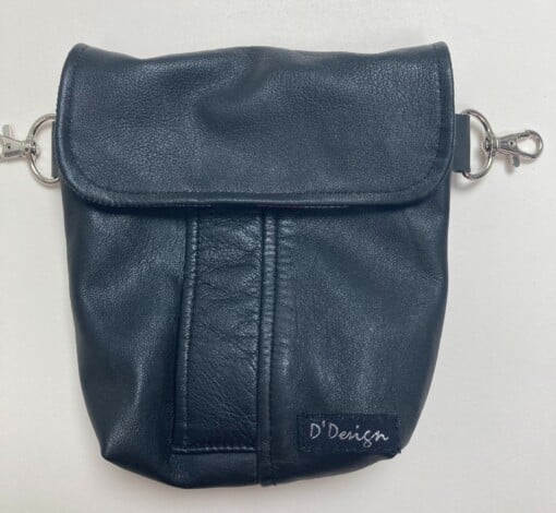 Stoere kleine compact en soepel schoudertasje. van zwart hergebruikt leer te gebruiken als heuptasje.