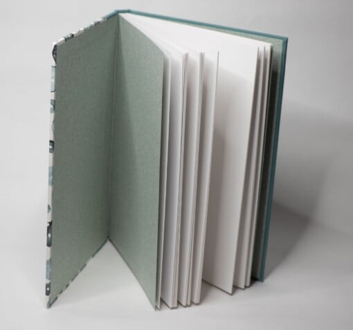 Notitie/schetsboek met linnen en omslag decoratief stipjes papier