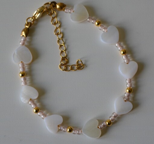 Armbandje met zoetwaterschelp hartjes