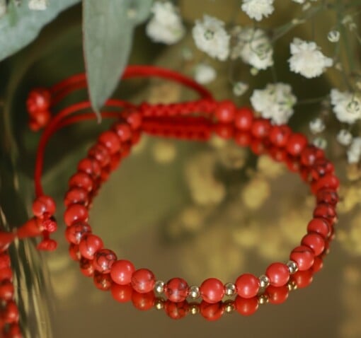 Elegante armband met rode howliet en 14 karaat geelgouden kralen 2,5 mm