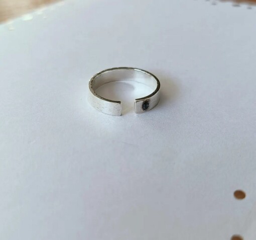 Open zilveren ring met blauwe saffier