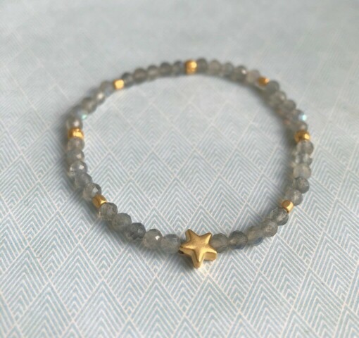 Armbandje met labradoriet en mat vergulde kralen