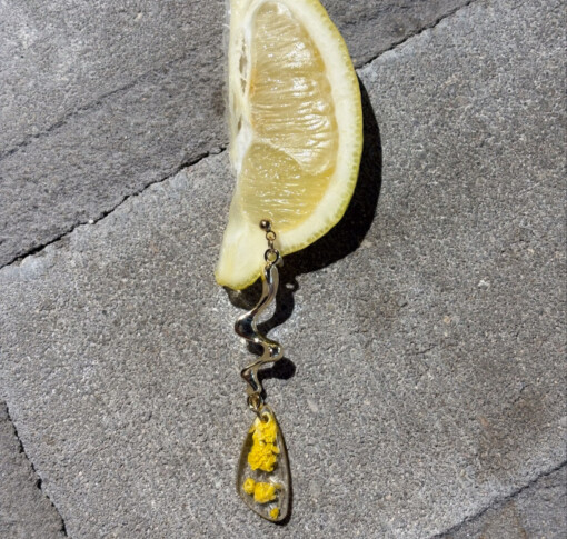 Gefacetteerde Liquid Drop Oorbellen met Echte Bloemen uit Amsterdam (Limoncello Romance)