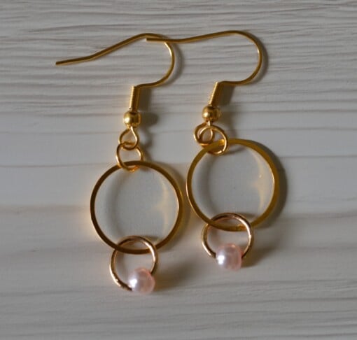 stainless steel oorbellen goudkleurig met roze parel