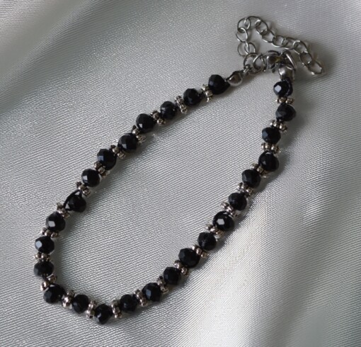 armbandje met zwart facet kralen en spacer beads