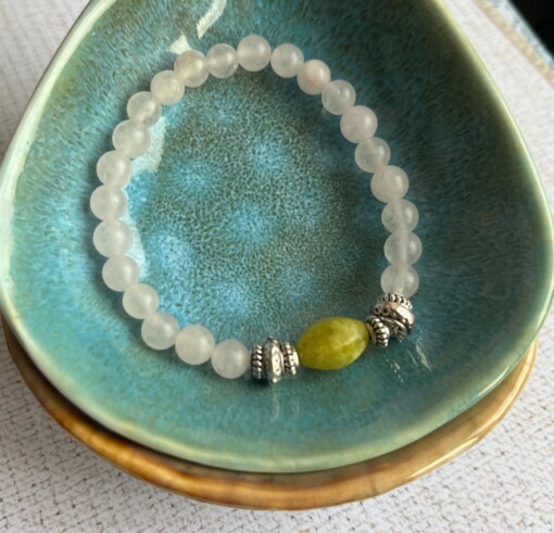 Elastische armband met kralen van rozenkwarts en jade