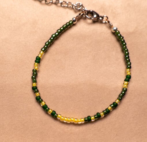 Armband van groene en gele rocailles met zilverkleurige sluiting