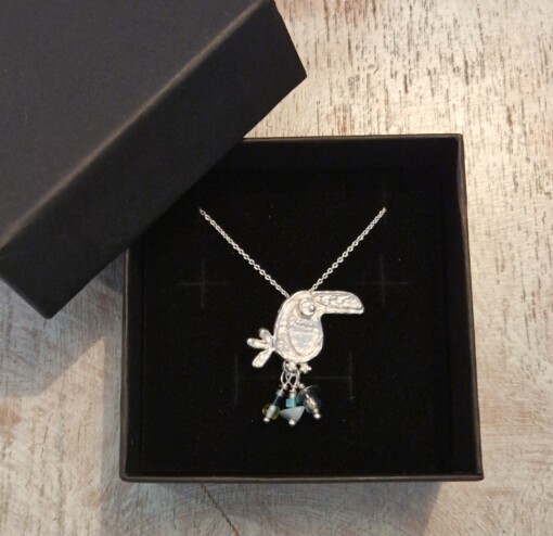 Unieke zilveren hanger toekan Noukie met turquoise kraaltjes