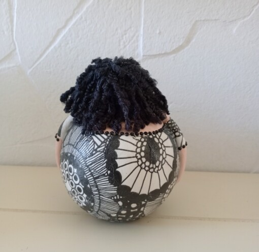 Dikke dame in een zwartwit marimekkojurkje,handgemaakt en uniek,14 cm,deco art
