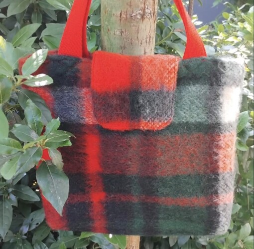 Handtasje van vintage deken, duurzaam en handgemaakt.