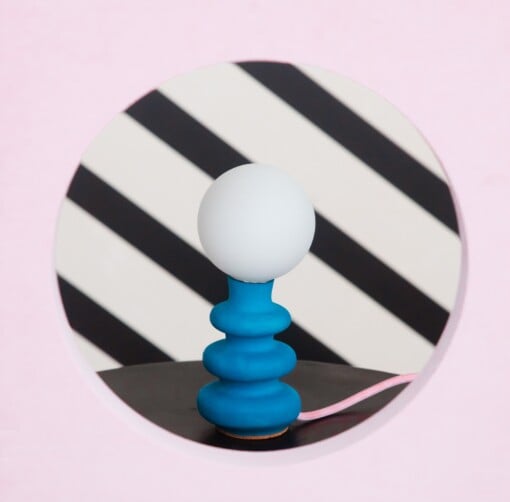 Handgemaakte tafellamp "Freddie" uit Jesmoniet | curvy lampje met textielkabel in contrasterende kleur  | accentverlichting
