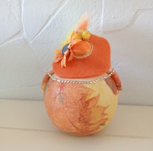 Dik dametje in een zomers oranje/geel jurkje met een prachtige flaphoed,handgemaakt,14 cm,mixed media