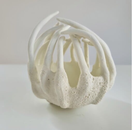 Porseleinen object, genaamd Sticky Fingers, handgemaakt keramiek, uniek stukje kunst.